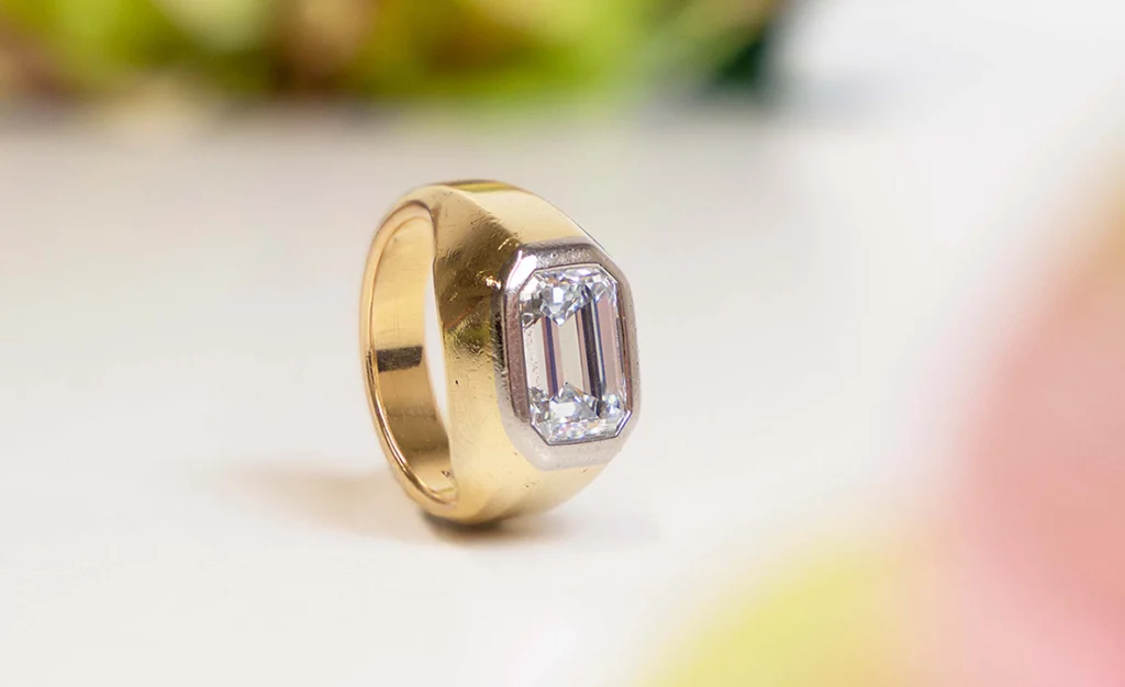 Fachbereich Schmuck, Schmuck erfolgreich verkaufen, Diamant-Ring, Gold, Schmuck über internationale Auktion verkaufen. Schmuck Zürich